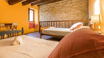 2 makuuhuonetta, silitysrauta/-lauta, ilmainen Wi-Fi, vuodevaatteet