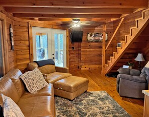 Smart TV, books - Log Cabin with large deck and dock in best location on the Lake! (mccormick)