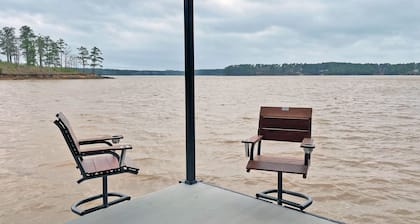Cabane en rondins au bord du lac