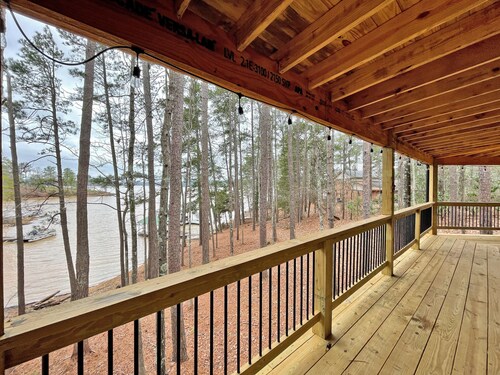 Log Cabin with large deck and dock in best location on the Lake!