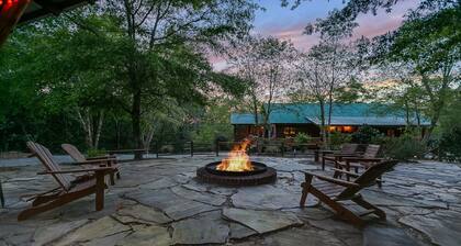 Charming cabin with Fire pit, outdoor seating and grill, covered pavillion.