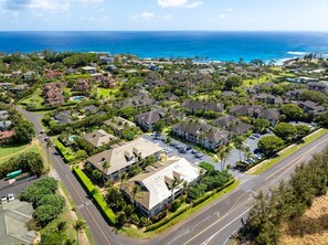 Vista aérea de una zona residencial con casas, carreteras y una playa al fondo.