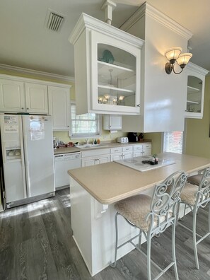 Frigorifero, microonde, forno, piano cottura