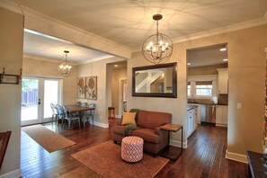 Télévision, cheminée, lecteur de DVD, livres