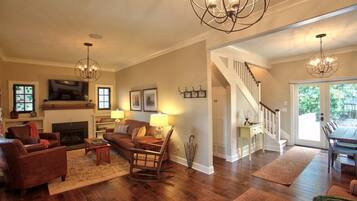 Télévision, cheminée, lecteur de DVD, livres