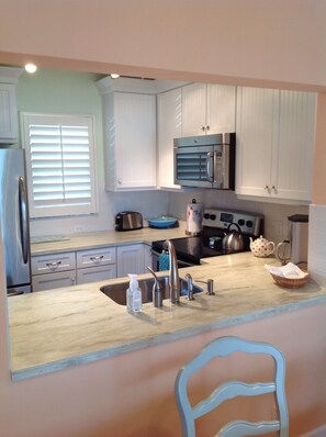 Fridge, microwave, oven, stovetop - Ideal Old Naples location. Walking distance to everything you'd need or want !! (Naples)