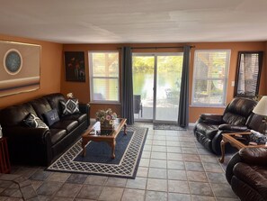 Smart TV, DVD player, livros, aparelho de som