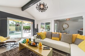 Smart TV, DVD player, stereo - PS Glam: Modern, Hip and Hollywood Regency Glam! (Palm Springs)