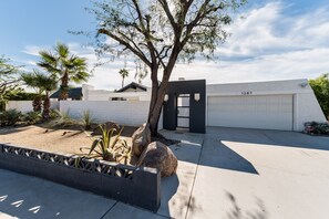Property grounds - PS Glam: Modern, Hip and Hollywood Regency Glam! (Palm Springs)