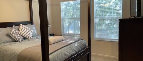 3 Schlafzimmer, Schreibtisch, Bügeleisen/Bügelbrett, Reisekinderbett