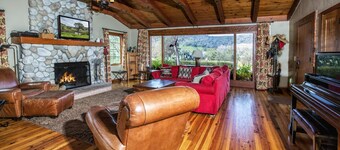 Gorgeous Rustic Ranch House & Farm Stay on 955 acre Ranch & Berry Farm-Sleeps 15