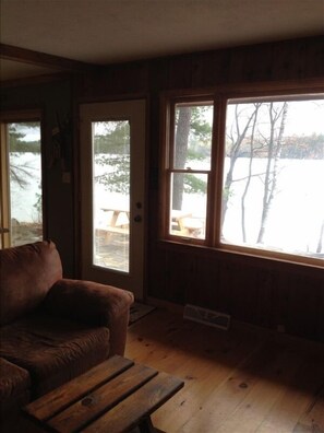 スマートテレビ、暖炉、DVD プレーヤー、ステレオ