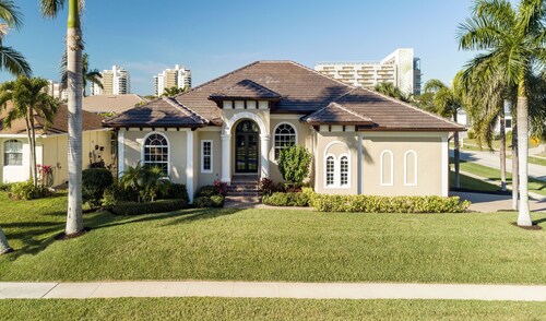 5 min Walk to Beach, Dining, Shops, mini golf / 4BR, 3BA /Salt Water Pool & Spa