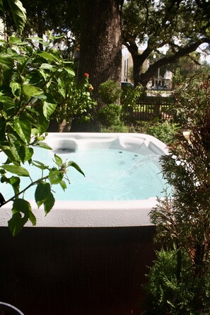 Outdoor spa tub