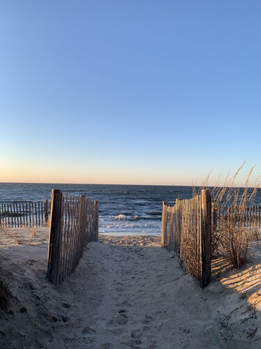 Cape Shores: Lewes Bay beach, pool, fishing pier, tennis/ pickleball courts