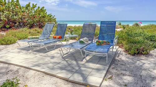 Rustic & Cozy Island Original Cottage on the Beach- Bamboo Apts. C2