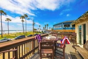 Outdoor dining - OB Pier 2 - beachfront studio w/ocean views -  dogs welcome! (San Diego)