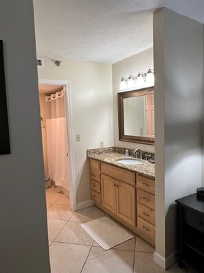 Combined shower/tub, hair dryer, towels