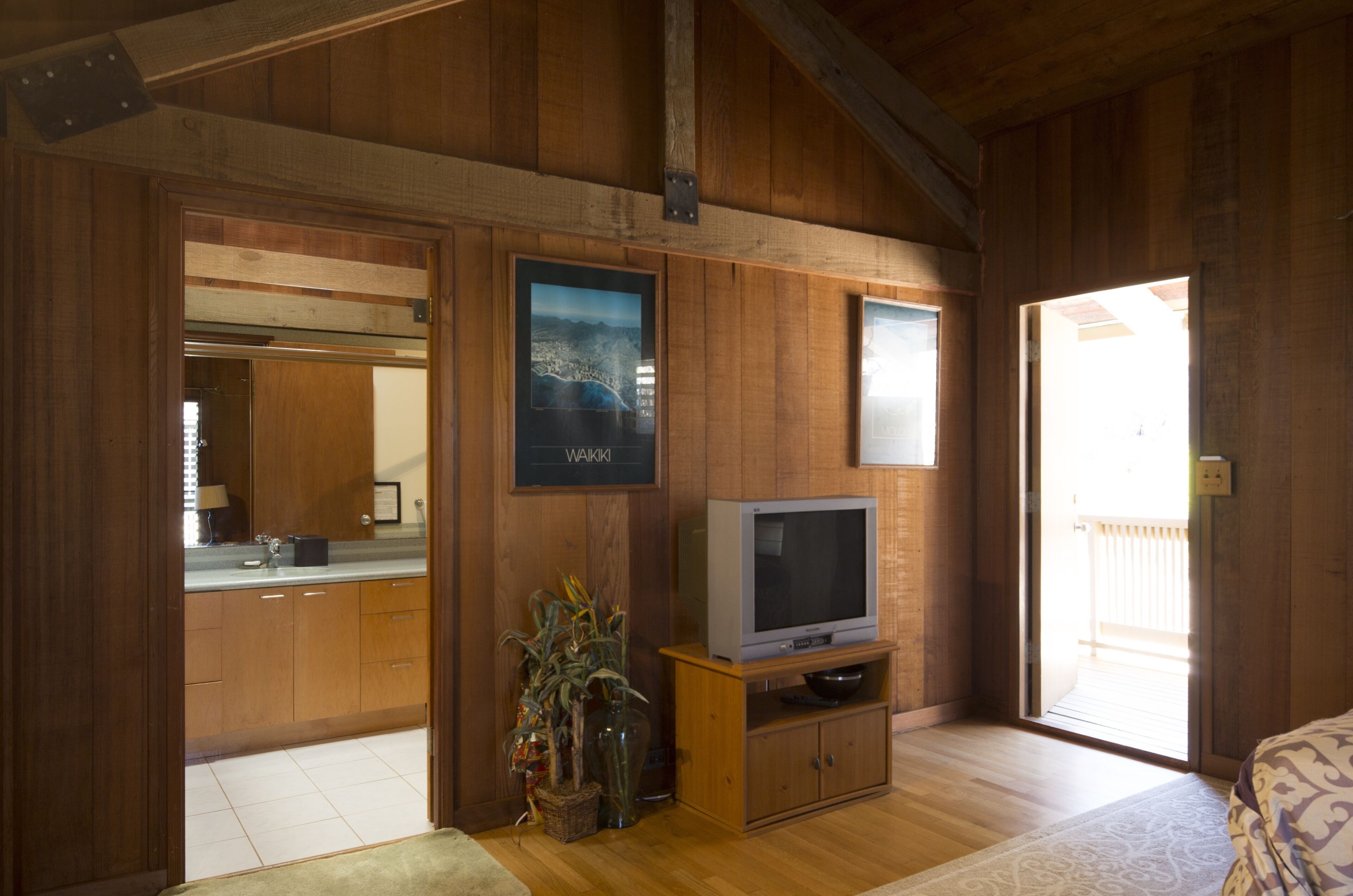 Beautiful redwood master bedroom suite apartment , Quiet, Close to everything