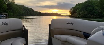 Scenic View Of Lake Yet Close To Downtown Nashville. Swim and fish behind house