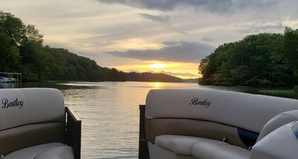 Scenic View Of Lake Yet Close To Downtown Nashville. Swim and fish behind house