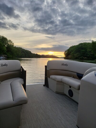 Scenic View Of Lake Yet Close To Downtown Nashville. Swim and fish behind house
