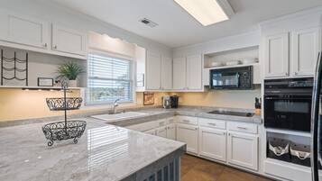 Kylskåp, mikrovågsugn, ugn och spishäll