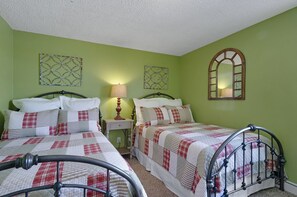 2 bedrooms, iron/ironing board, WiFi, bed sheets - GULF HOUSE #103, GREAT LOCATION, BEACH FRONT, 1ST FLOOR (Gulf Shores)