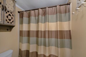 Ensemble baignoire-douche, séchoir à cheveux, serviettes fournies