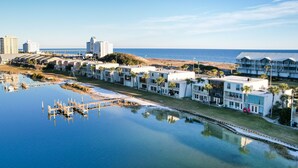 Un hotel frente al mar con puerto deportivo y arquitectura moderna.