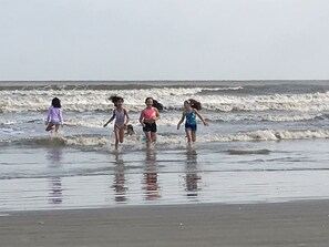 Beach nearby, sun loungers - Almost Beachfront- Beautiful Pirates Beach home- Sleeps 16- Steps to beach! (Galveston)