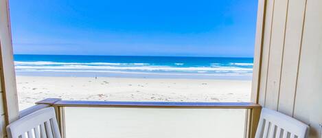 Plage, chaises longues, serviettes de plage