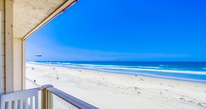 Come stay at this amazing ocean front condo in the heart of Mission Beach!
