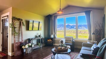 Smart-tv, een open haard en een stereo