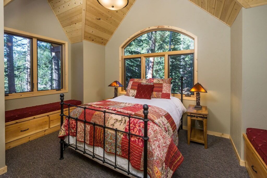 2 bedrooms, travel crib, free WiFi, bed sheets