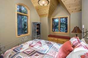 2 bedrooms, travel cot, free WiFi, bed sheets