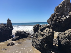Plage à proximité, chaises longues, serviettes de plage