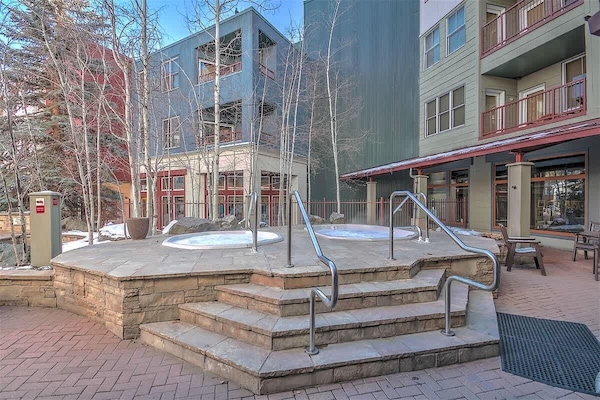 Outdoor Hot Tubs (2/3)