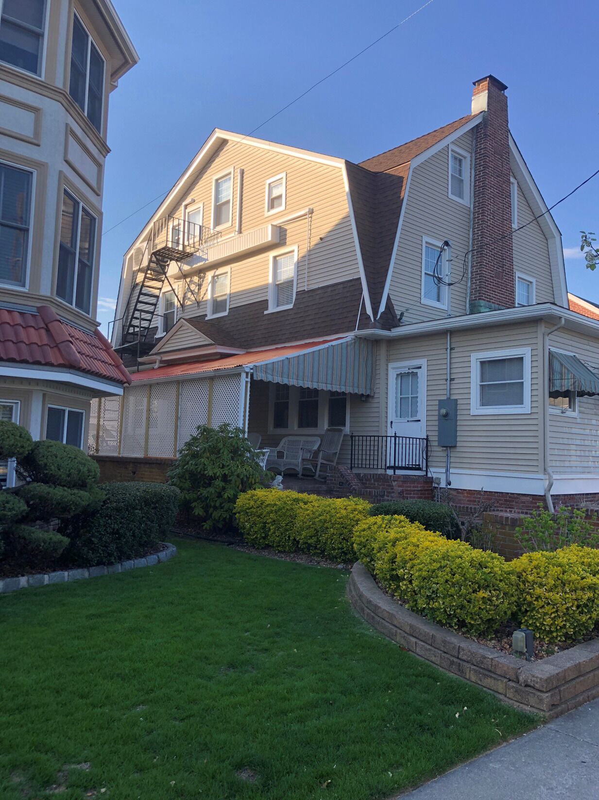 Family reunion house! Sleeps 24 (1 blk to beach)