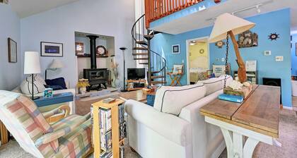 Cozy 3 bedroom 2 bath beach house with private setting! Pool, Trolley, Wifi, Beach Town!