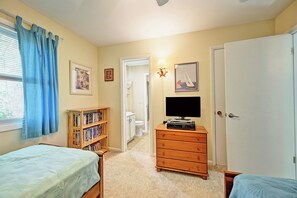 3 bedrooms, free WiFi, bed sheets - Cozy 3 bedroom 2 bath beach house with private setting! Pool, Trolley, Wifi, Beach Town! (Bethany Beach)