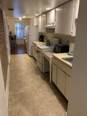 冷蔵庫、電子レンジ、オーブン、コンロ