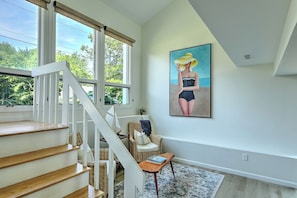 Interior - Fantastic Contemporary ,Min to Narr beach. (Narragansett)