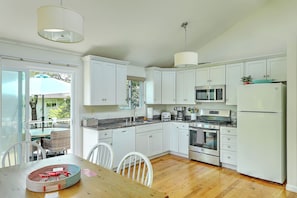 Fridge, microwave, oven, stovetop - Fantastic Contemporary ,Min to Narr beach. (Narragansett)