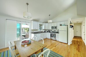 Dining - Fantastic Contemporary ,Min to Narr beach. (Narragansett)