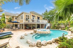 Una piscina techada, una piscina al aire libre