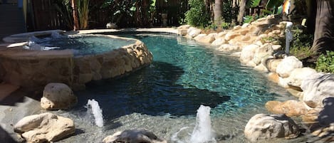 Una piscina cubierta, una piscina al aire libre