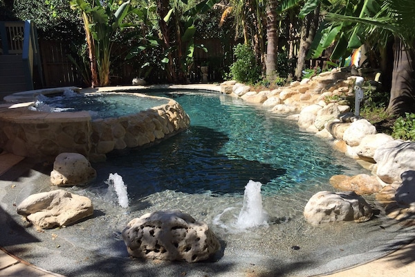 Innendørsbasseng og utendørsbasseng