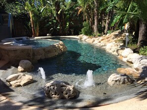 Una piscina techada, una piscina al aire libre
