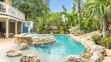 Een binnenzwembad en een buitenzwembad